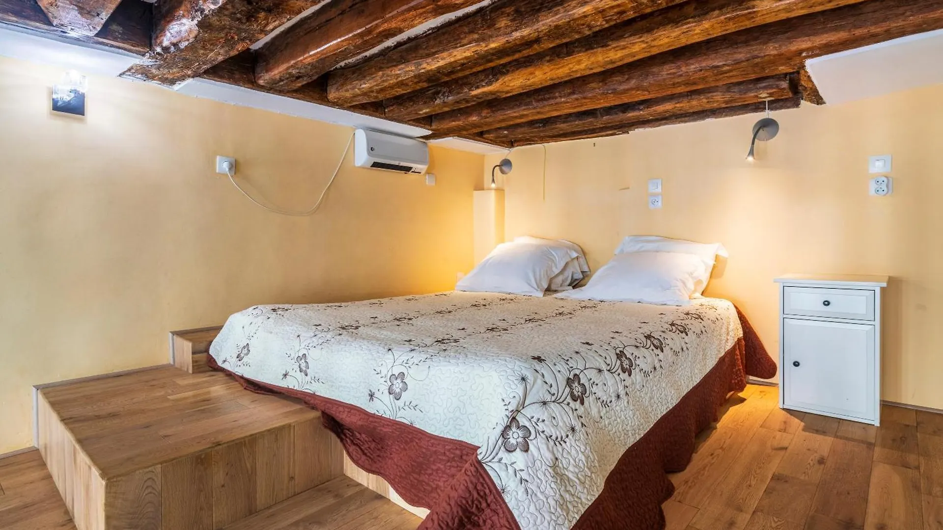 Louvre Chatelet Paris Apartment