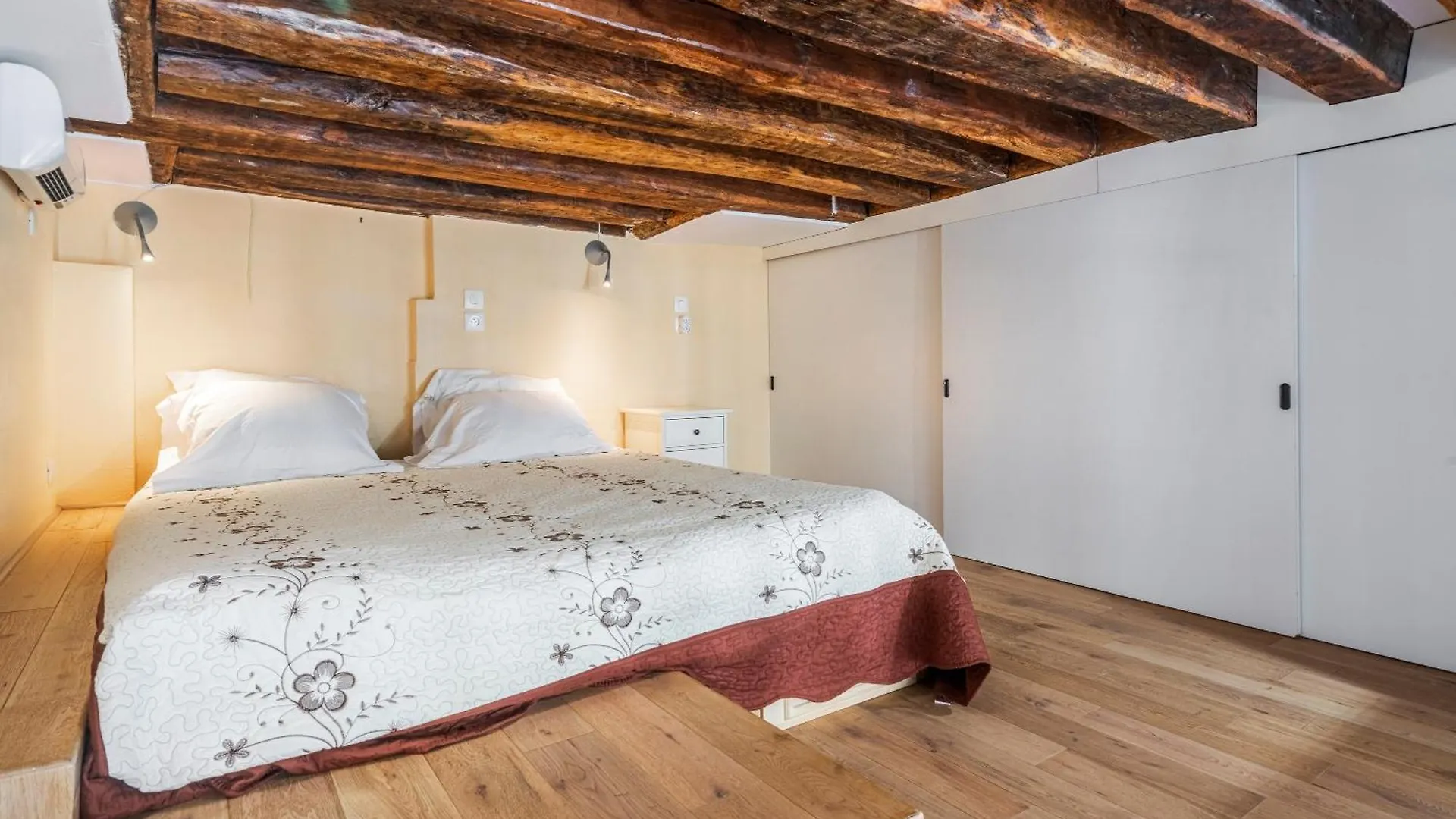 Louvre Chatelet Paris Apartment
